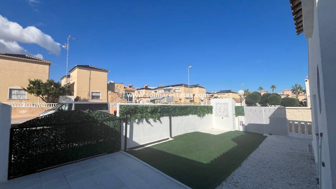 2 soveværelse Bungalow til salg i Orihuela Costa med swimmingpool - € 219.999 (Ref: 9398065)