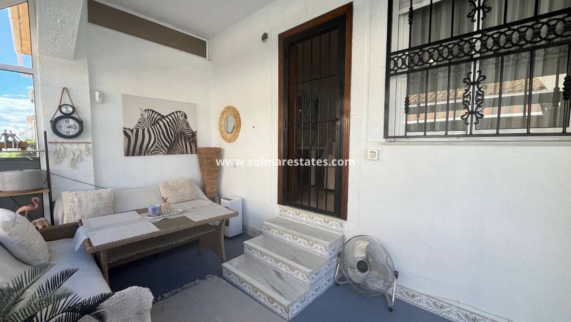 2 soveværelse Bungalow til salg i Orihuela Costa med swimmingpool - € 219.999 (Ref: 9398065)