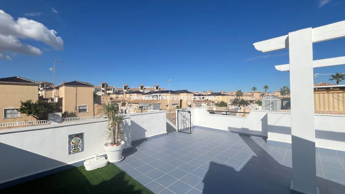 2 soveværelse Bungalow til salg i Orihuela Costa med swimmingpool - € 219.999 (Ref: 9398065)