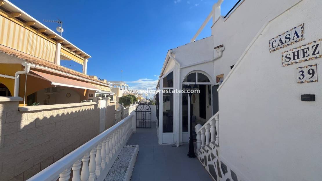 2 soveværelse Bungalow til salg i Orihuela Costa med swimmingpool - € 219.999 (Ref: 9398065)