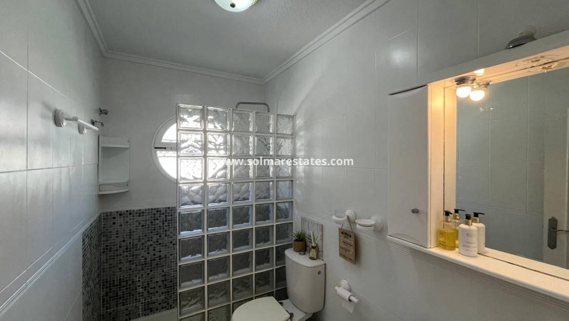 2 soveværelse Bungalow til salg i Orihuela Costa med swimmingpool - € 209.999 (Ref: 9398065)