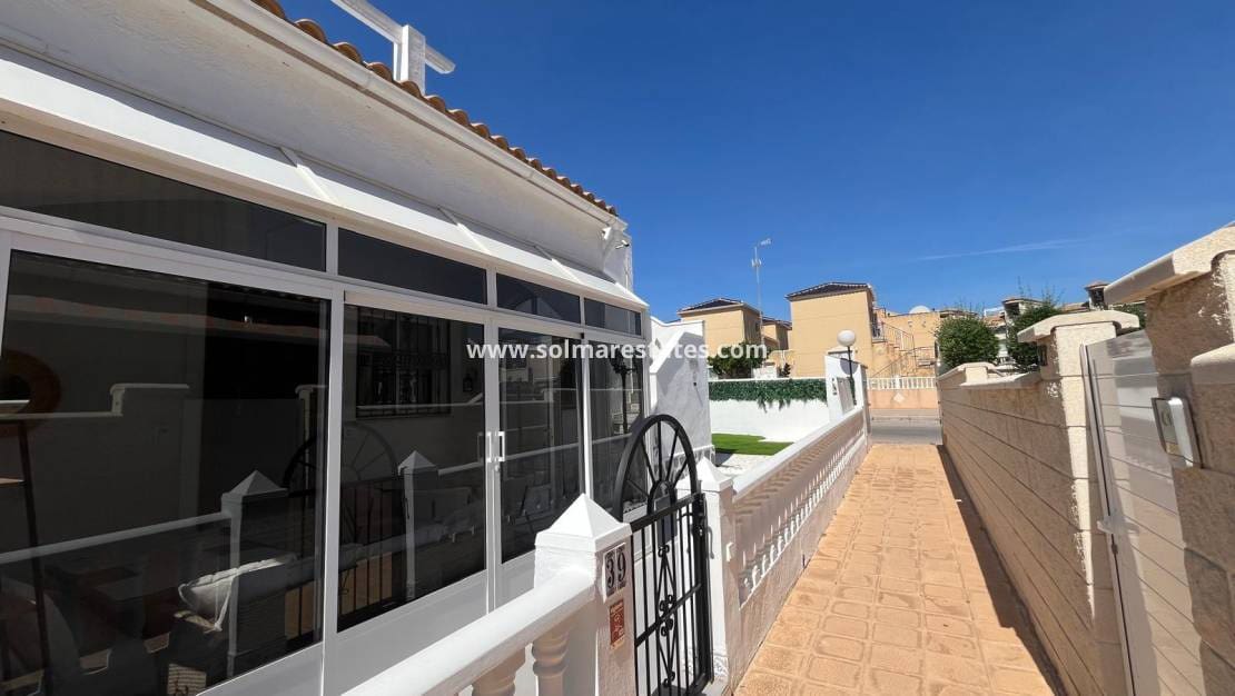 2 soveværelse Bungalow til salg i Orihuela Costa med swimmingpool - € 209.999 (Ref: 9398065)