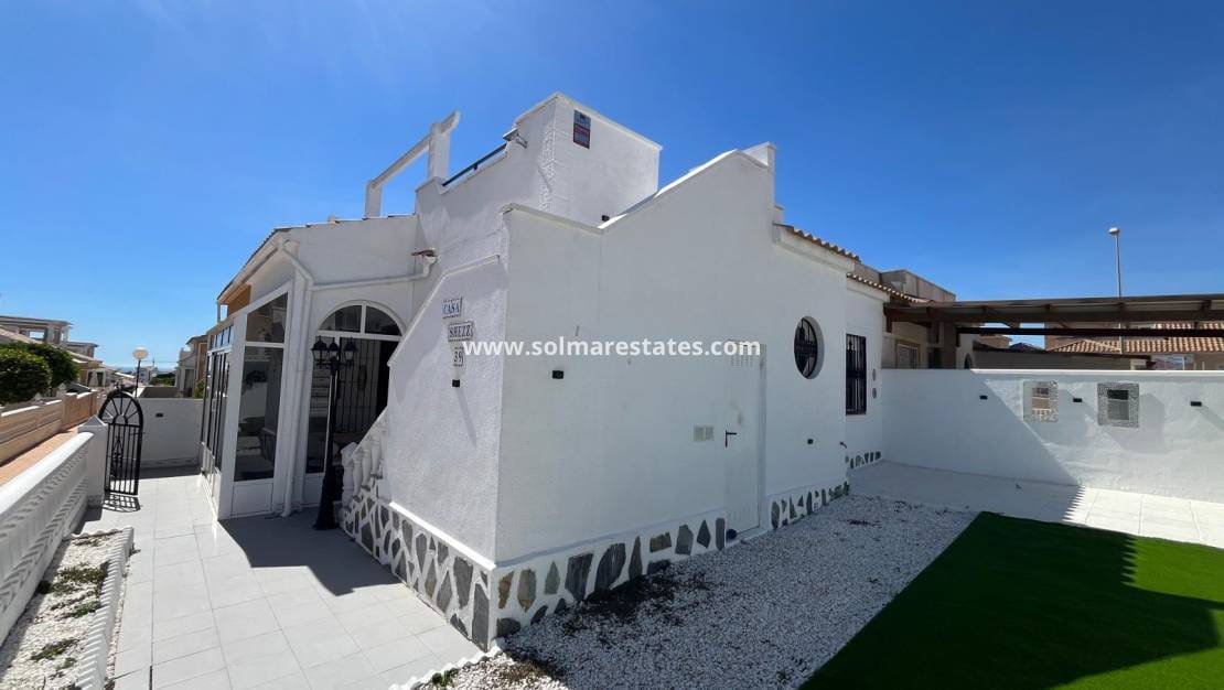 2 soveværelse Bungalow til salg i Orihuela Costa med swimmingpool - € 209.999 (Ref: 9398065)