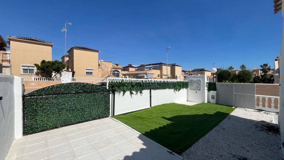 2 soveværelse Bungalow til salg i Orihuela Costa med swimmingpool - € 209.999 (Ref: 9398065)
