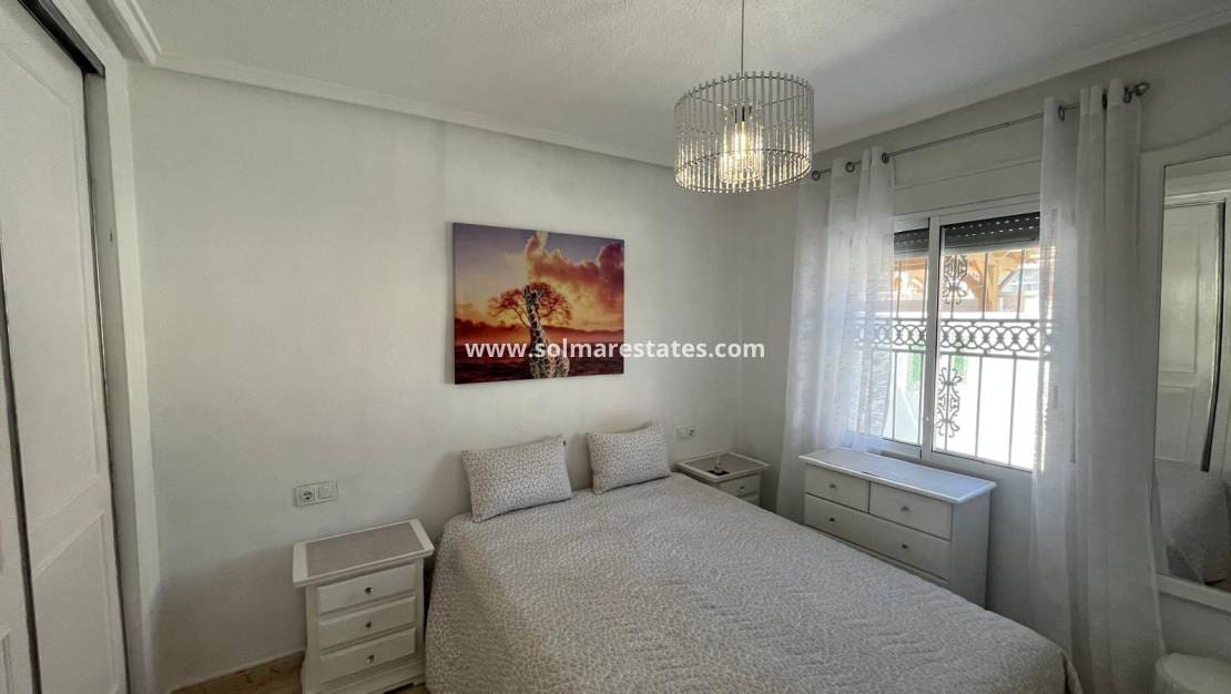 2 soveværelse Bungalow til salg i Orihuela Costa med swimmingpool - € 209.999 (Ref: 9398065)