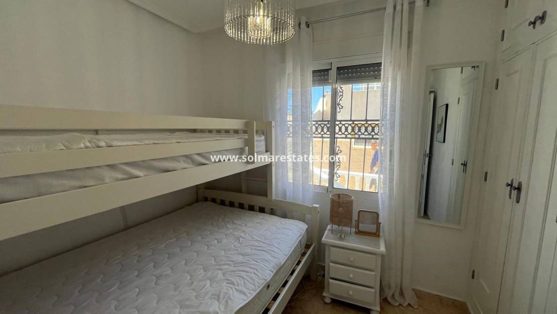 2 soveværelse Bungalow til salg i Orihuela Costa med swimmingpool - € 209.999 (Ref: 9398065)