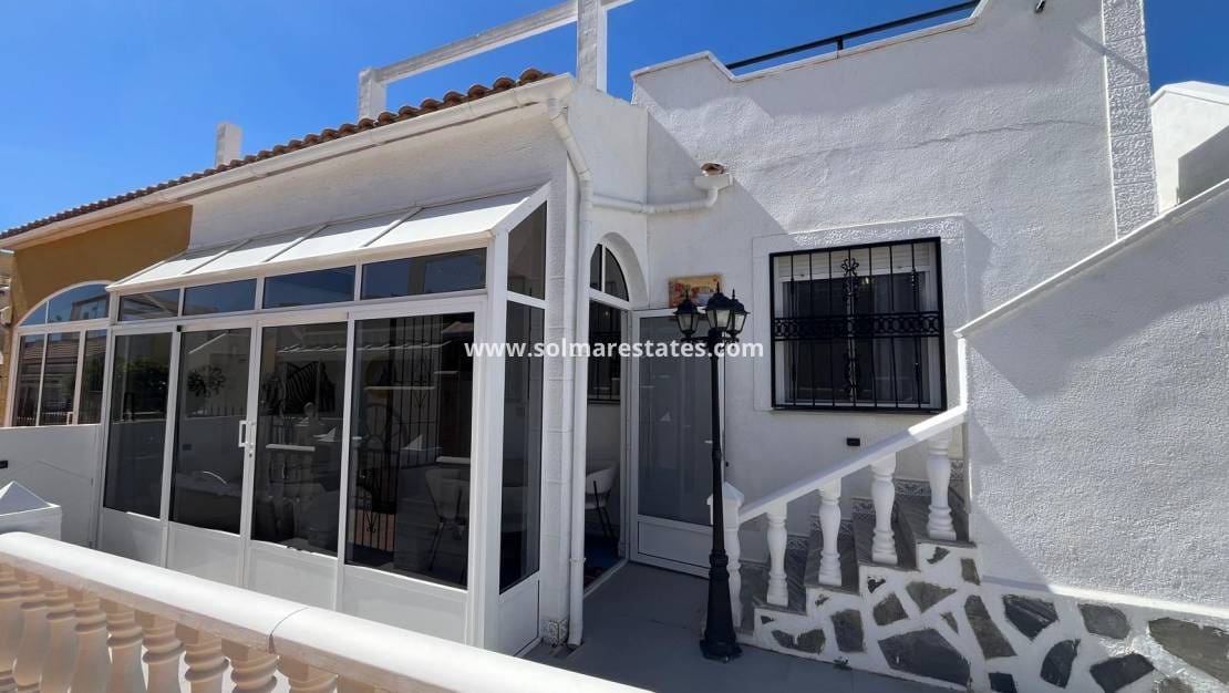 2 soveværelse Bungalow til salg i Orihuela Costa med swimmingpool - € 209.999 (Ref: 9398065)