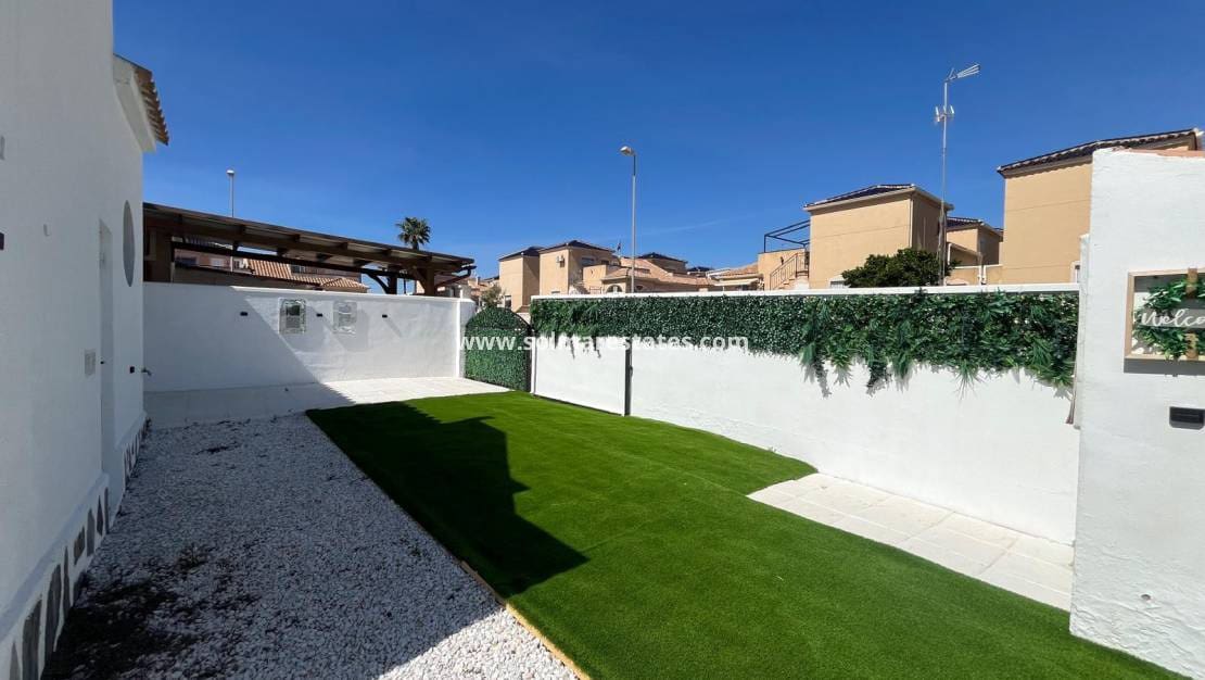 2 soveværelse Bungalow til salg i Orihuela Costa med swimmingpool - € 209.999 (Ref: 9398065)