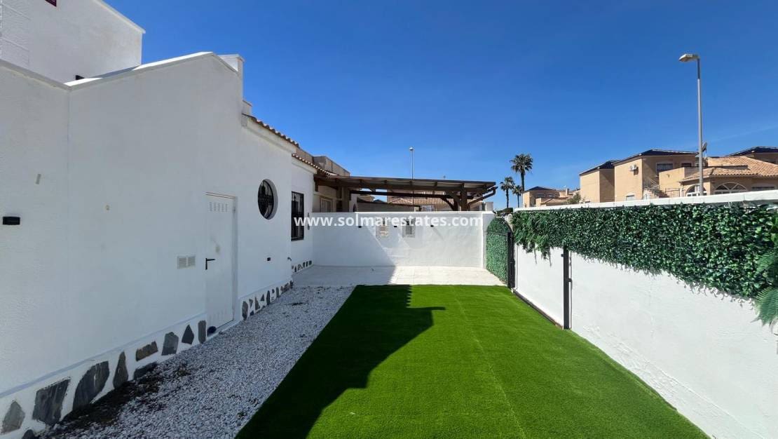 2 soveværelse Bungalow til salg i Orihuela Costa med swimmingpool - € 209.999 (Ref: 9398065)