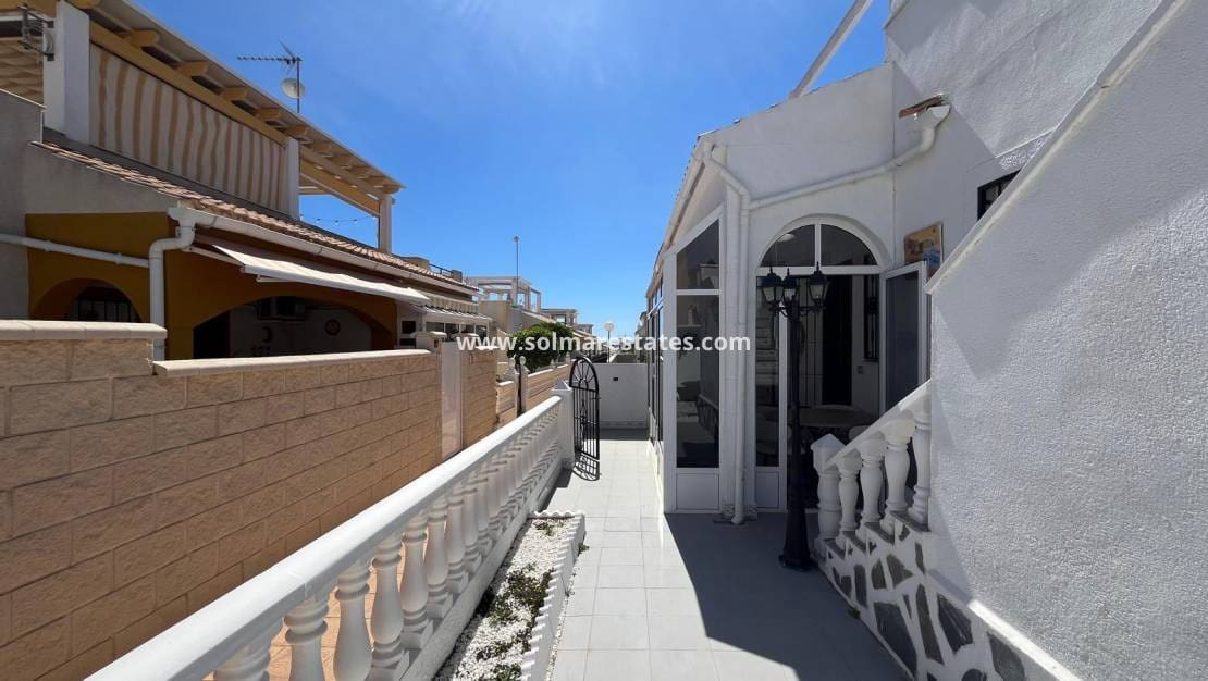2 soveværelse Bungalow til salg i Orihuela Costa med swimmingpool - € 209.999 (Ref: 9398065)