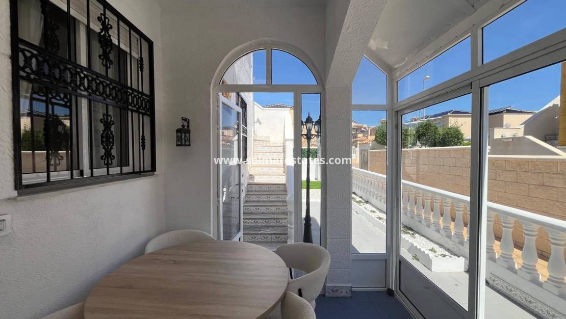 2 soveværelse Bungalow til salg i Orihuela Costa med swimmingpool - € 209.999 (Ref: 9398065)