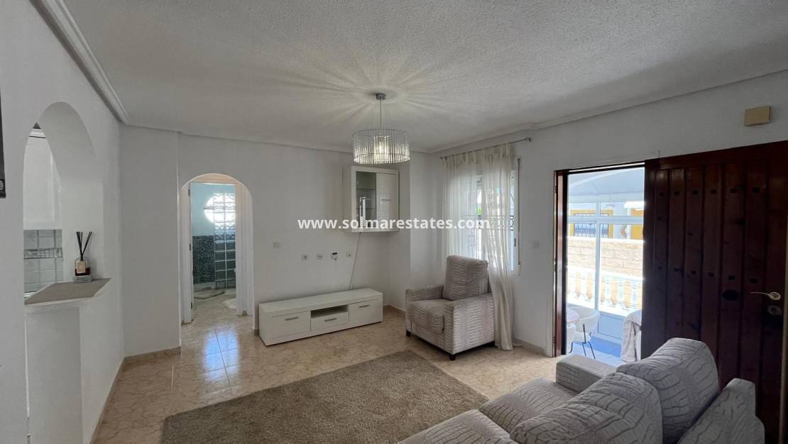 2 soveværelse Bungalow til salg i Orihuela Costa med swimmingpool - € 209.999 (Ref: 9398065)