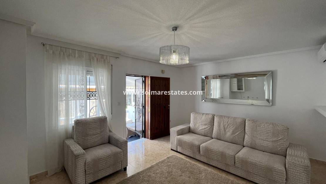 2 soveværelse Bungalow til salg i Orihuela Costa med swimmingpool - € 209.999 (Ref: 9398065)