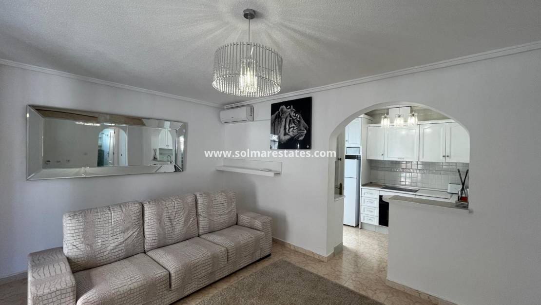 2 soveværelse Bungalow til salg i Orihuela Costa med swimmingpool - € 209.999 (Ref: 9398065)