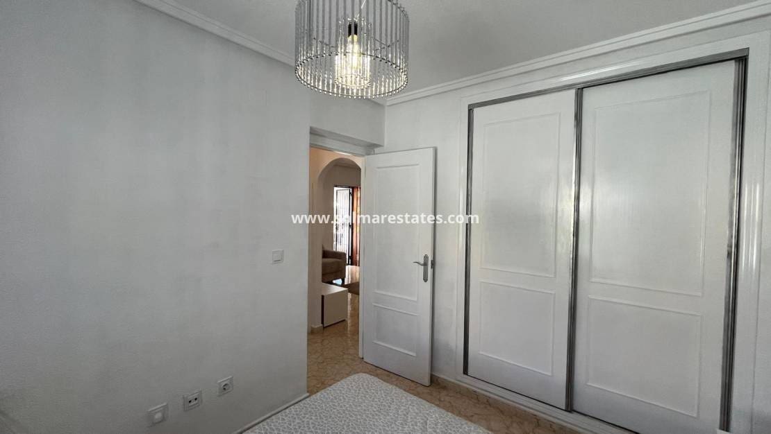 2 soveværelse Bungalow til salg i Orihuela Costa med swimmingpool - € 209.999 (Ref: 9398065)