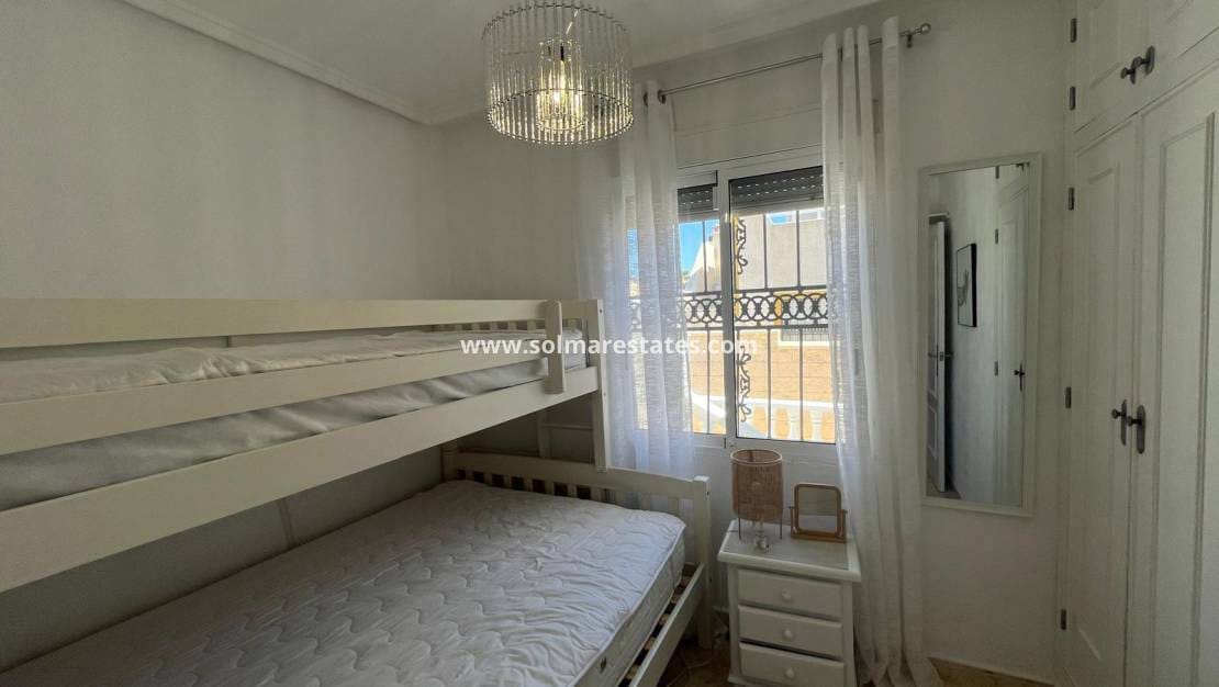 2 soveværelse Bungalow til salg i Orihuela Costa med swimmingpool - € 209.999 (Ref: 9398065)