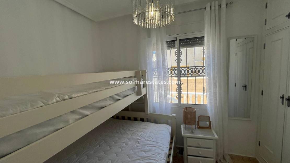 2 soveværelse Bungalow til salg i Orihuela Costa med swimmingpool - € 209.999 (Ref: 9398065)