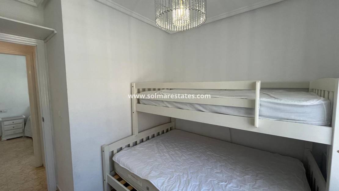 2 soveværelse Bungalow til salg i Orihuela Costa med swimmingpool - € 209.999 (Ref: 9398065)