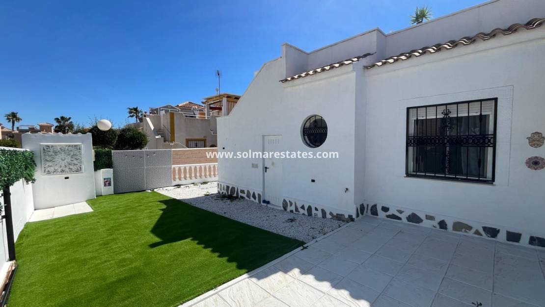 2 soveværelse Bungalow til salg i Orihuela Costa med swimmingpool - € 209.999 (Ref: 9398065)