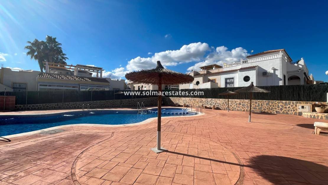 2 soveværelse Bungalow til salg i Orihuela Costa med swimmingpool - € 209.999 (Ref: 9398065)
