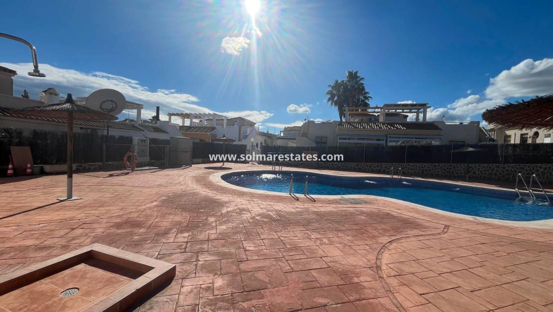 2 soveværelse Bungalow til salg i Orihuela Costa med swimmingpool - € 209.999 (Ref: 9398065)