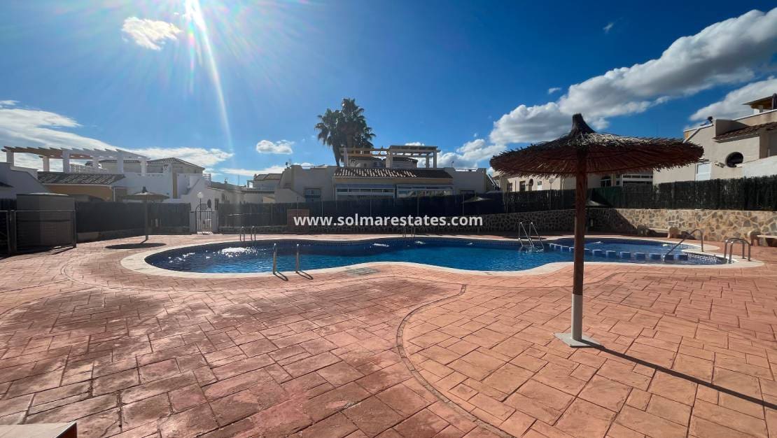 2 soveværelse Bungalow til salg i Orihuela Costa med swimmingpool - € 209.999 (Ref: 9398065)
