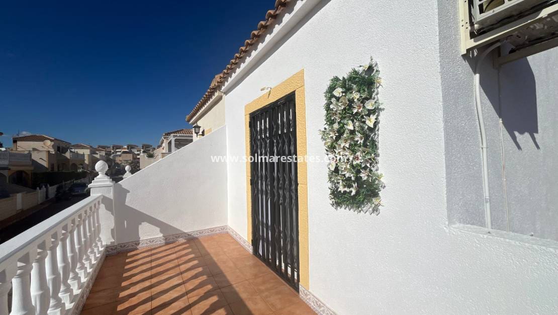 3 soverom Hus til salgs i Orihuela Costa med svømmebasseng - € 249 999 (Ref: 9398066)