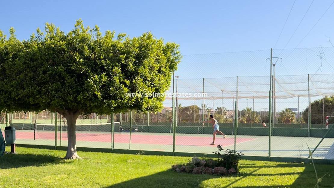 2 soverom Bungalow til salgs i Torrevieja med svømmebasseng - € 164 300 (Ref: 9401758)