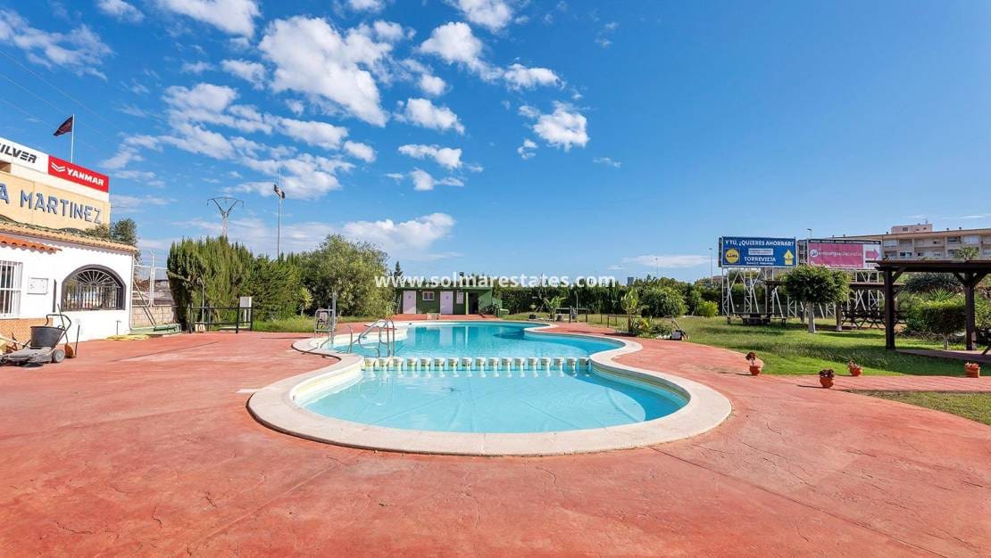 2 soverom Bungalow til salgs i Torrevieja med svømmebasseng - € 164 300 (Ref: 9401758)