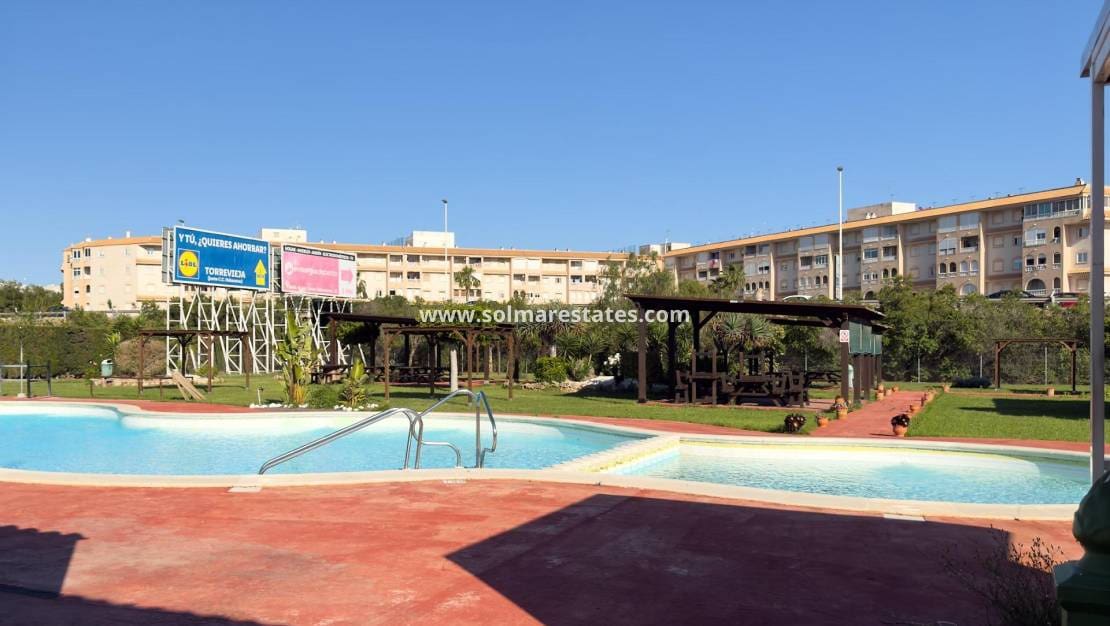 2 soverom Bungalow til salgs i Torrevieja med svømmebasseng - € 164 300 (Ref: 9401758)