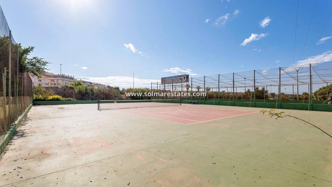 2 soverom Bungalow til salgs i Torrevieja med svømmebasseng - € 164 300 (Ref: 9401758)