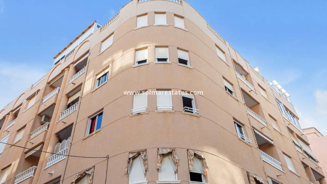 2 slaapkamer Appartement te koop in Torrevieja met zwembad - € 149.000 (Ref: 9401759)