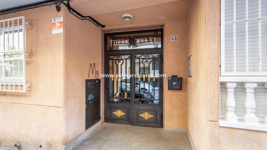 2 slaapkamer Appartement te koop in Torrevieja met zwembad - € 149.000 (Ref: 9401759)