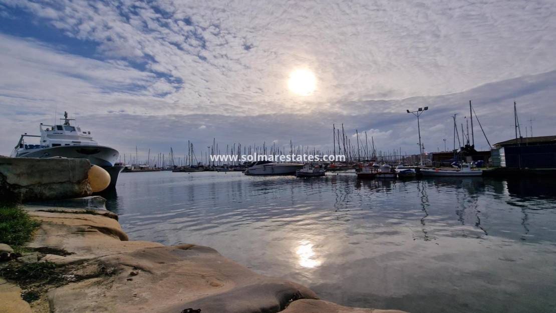 2 slaapkamer Appartement te koop in Torrevieja met zwembad - € 149.000 (Ref: 9401759)