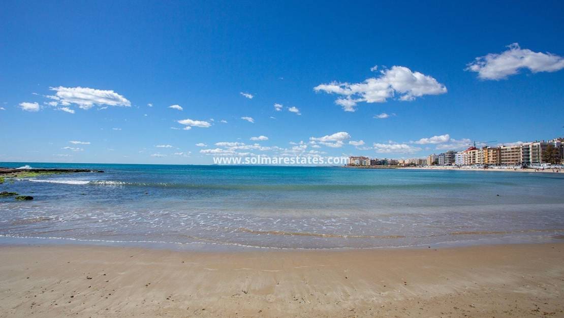 2 slaapkamer Appartement te koop in Torrevieja met zwembad - € 149.000 (Ref: 9401759)