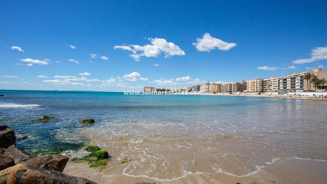2 slaapkamer Appartement te koop in Torrevieja met zwembad - € 149.000 (Ref: 9401759)