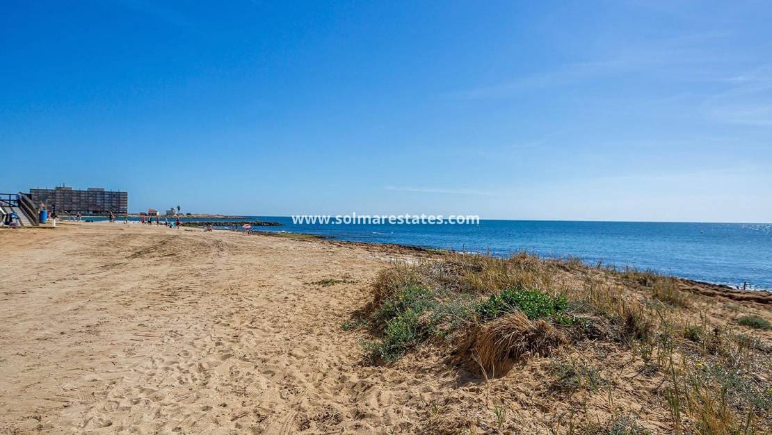 2 slaapkamer Appartement te koop in Torrevieja met zwembad - € 149.000 (Ref: 9401759)