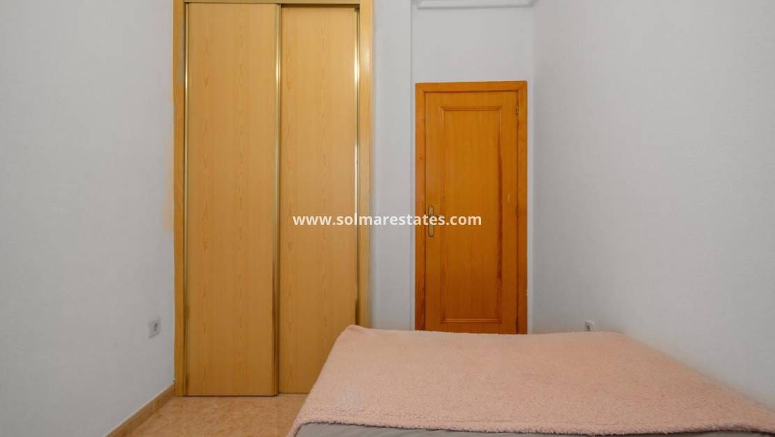 2 slaapkamer Appartement te koop in Torrevieja met zwembad - € 117.260 (Ref: 9401760)