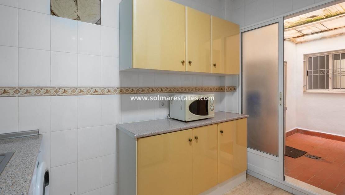2 slaapkamer Appartement te koop in Torrevieja met zwembad - € 117.260 (Ref: 9401760)
