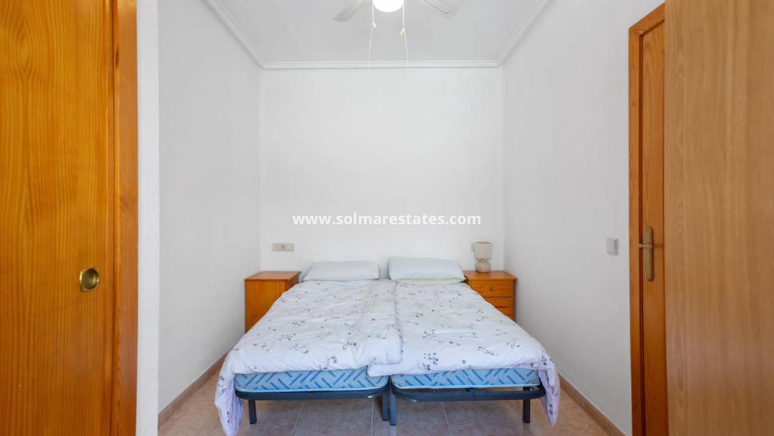 2 slaapkamer Appartement te koop in Torrevieja met zwembad - € 117.260 (Ref: 9401760)