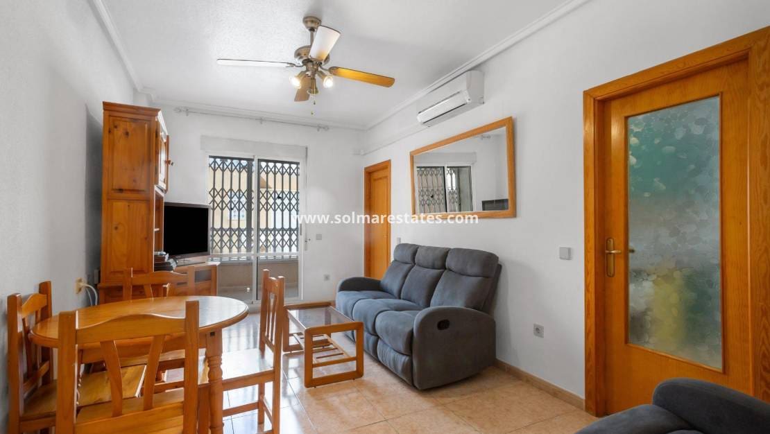 2 slaapkamer Appartement te koop in Torrevieja met zwembad - € 117.260 (Ref: 9401760)