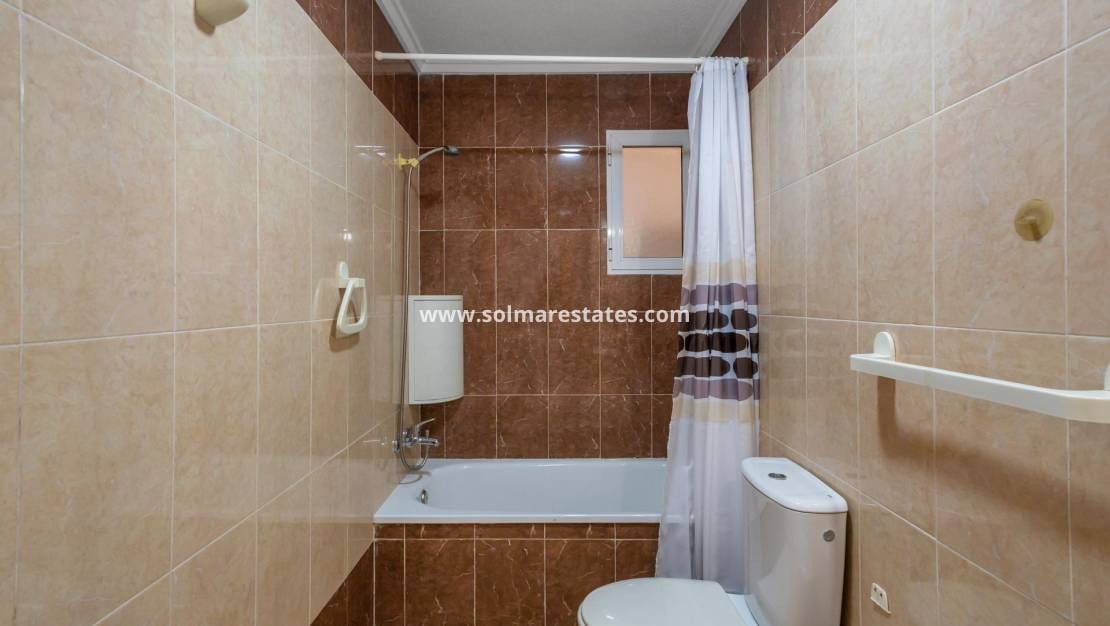 2 slaapkamer Appartement te koop in Torrevieja met zwembad - € 117.260 (Ref: 9401760)