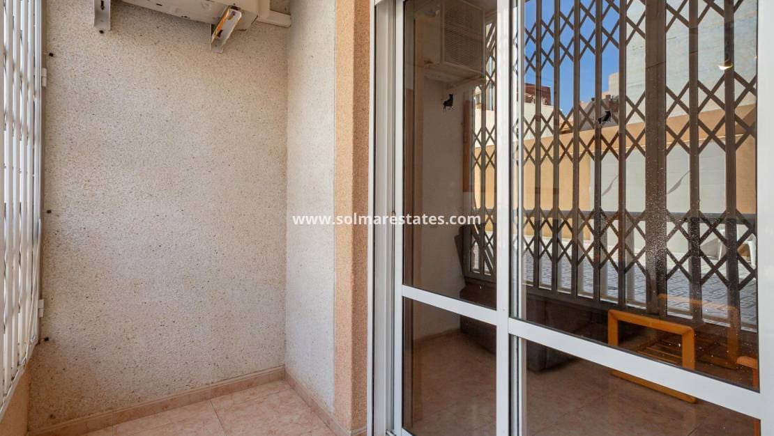 2 slaapkamer Appartement te koop in Torrevieja met zwembad - € 117.260 (Ref: 9401760)