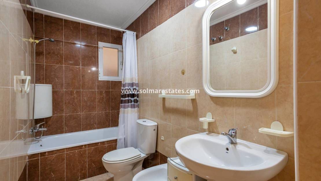 2 slaapkamer Appartement te koop in Torrevieja met zwembad - € 117.260 (Ref: 9401760)