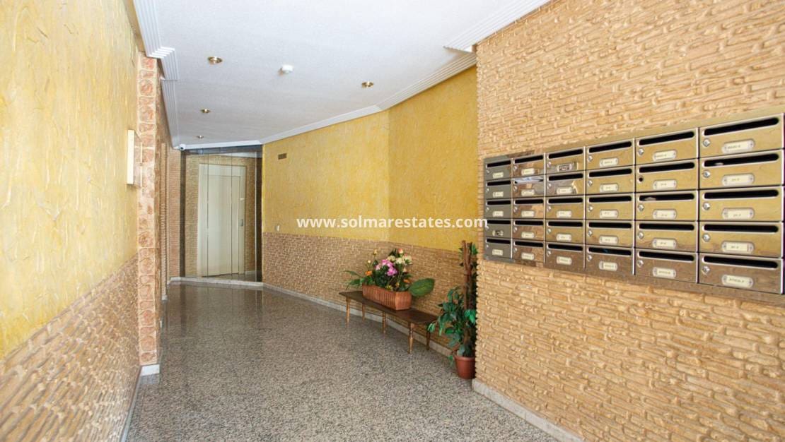 2 slaapkamer Appartement te koop in Torrevieja met zwembad - € 117.260 (Ref: 9401760)