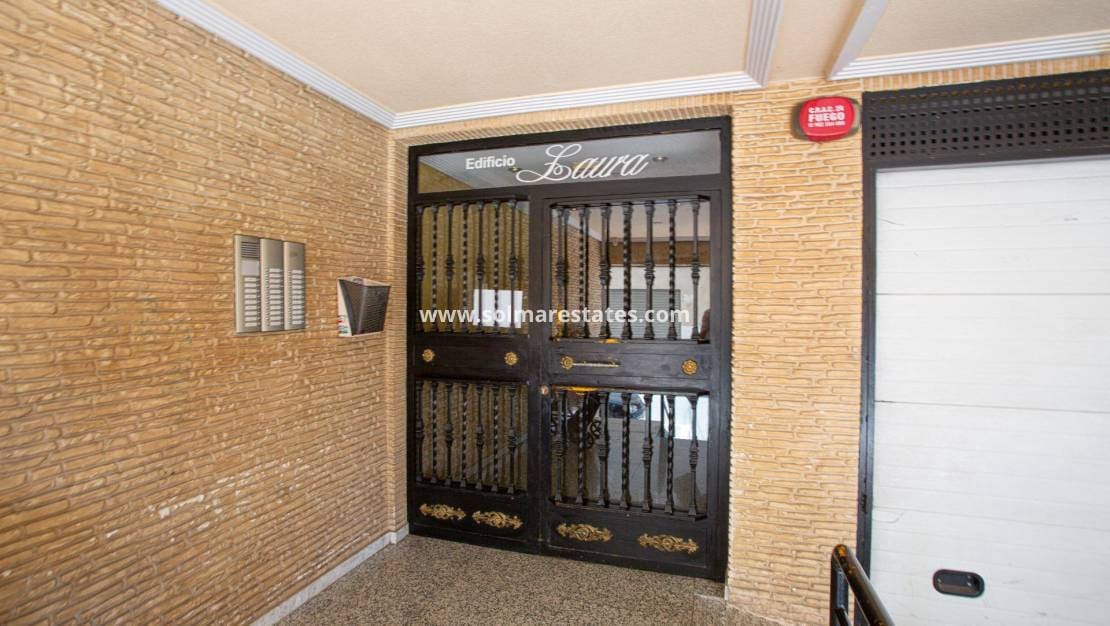 2 slaapkamer Appartement te koop in Torrevieja met zwembad - € 117.260 (Ref: 9401760)