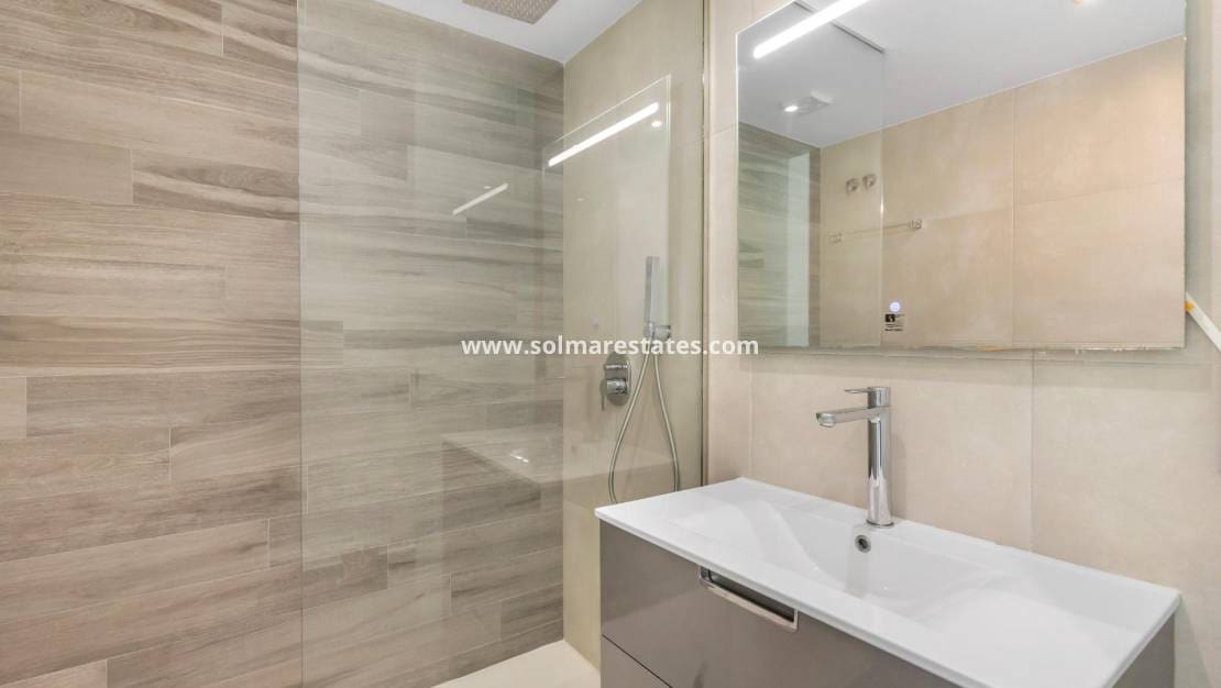 2 makuuhuone Huoneisto myytävänä paikassa Punta Prima mukana uima-altaan - 289 900 € (Ref: 9401762)