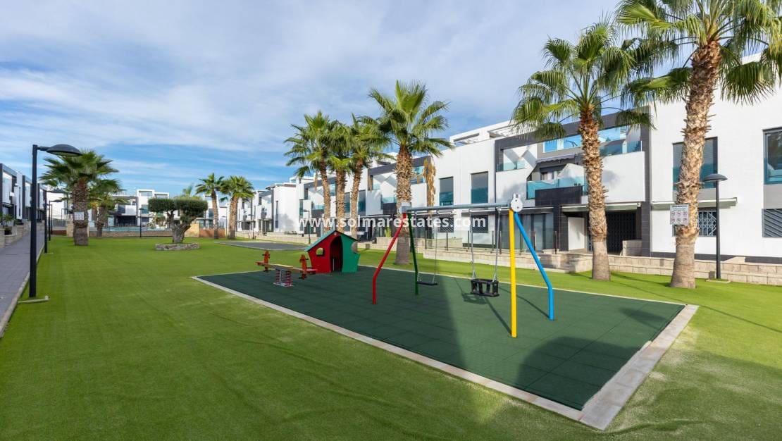 2 makuuhuone Huoneisto myytävänä paikassa Punta Prima mukana uima-altaan - 289 900 € (Ref: 9401762)