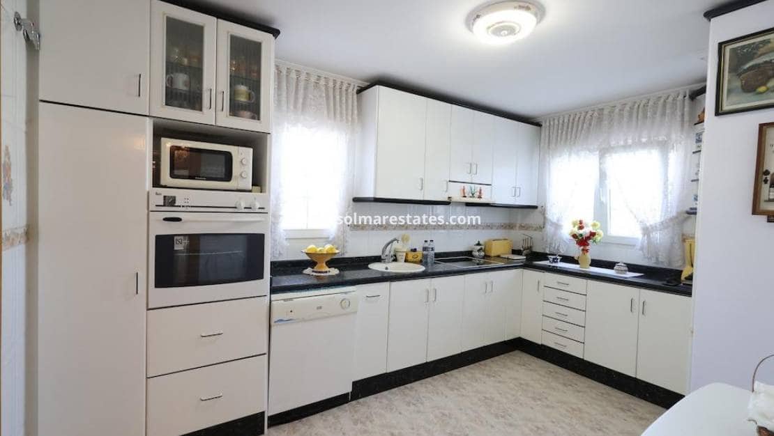 5 slaapkamer Villa te koop in Villamartin met zwembad - € 850.000 (Ref: 9402535)