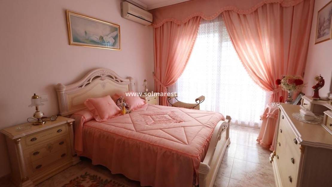 5 slaapkamer Villa te koop in Villamartin met zwembad - € 850.000 (Ref: 9402535)